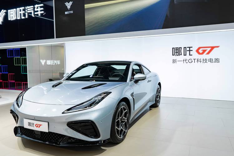 深圳320哪吒汽车在智能汽车领域的表现，领途汽车在新能源汽车市场中的影响力